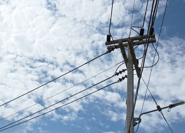 Mavi Gökyüzü Bulutlar Elektrik Sonrası — Stok fotoğraf