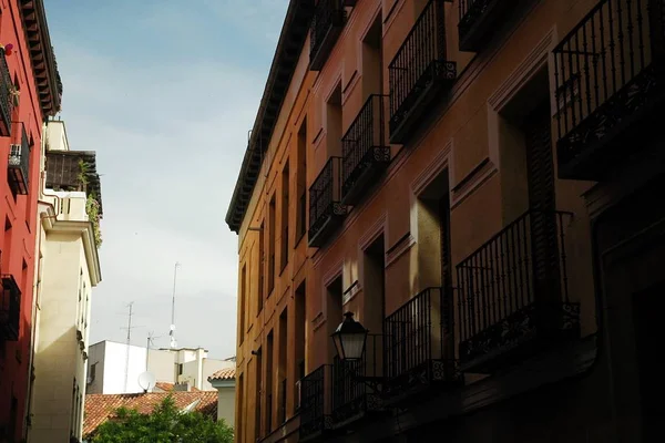 Calle Madrid Con Edificios Cielo Azul Cubierto Nubes Blancas — Foto de Stock