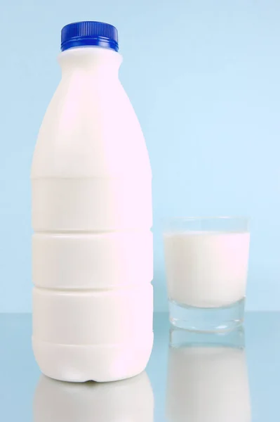 Latte Intero Crema Isolato Uno Sfondo Blu — Foto Stock