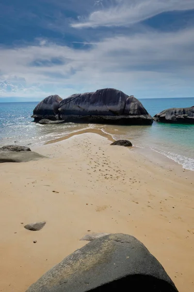 Isla Tropical Orilla Del Mar Con Arena Rocas Hermoso Día — Foto de Stock