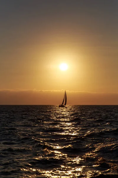 Zeilboot Tegen Een Prachtige Zonsondergang — Stockfoto