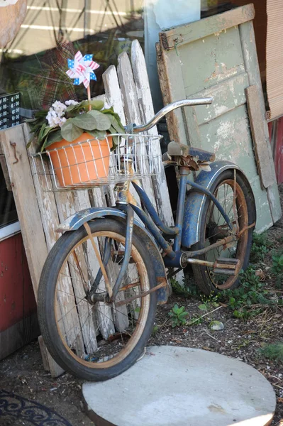 Ein Oldtimer Fahrrad Lehnt Freien Einer Wand — Stockfoto