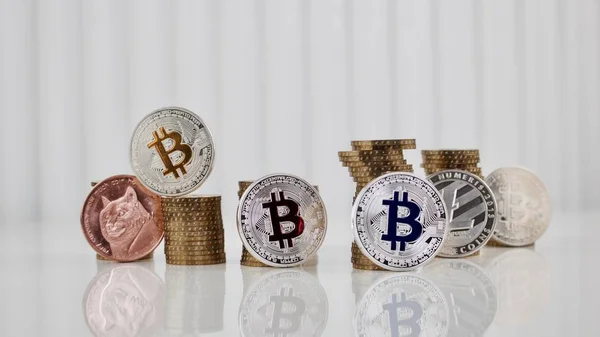 Електронну Валюту Фізичним Bitcoins Dogecoin Litecoin Золото Гроші Столі Білий — стокове фото