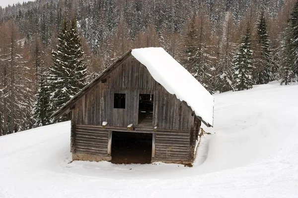 Dřevěná Stodola Sněhu Vztahuje Horské Krajiny — Stock fotografie