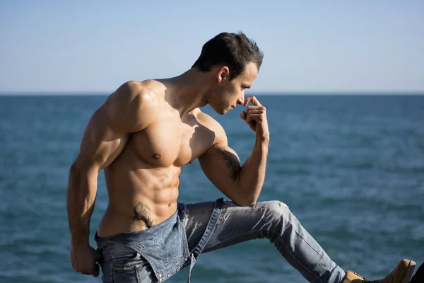 肌肉上身的年轻男子站在大海或海洋 配置文件视图 — 图库照片