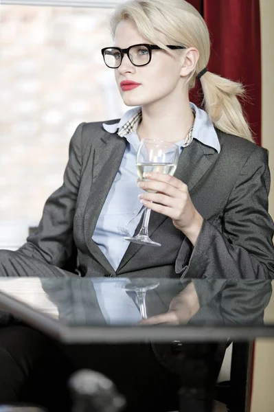 Belle Femme Affaires Dans Bar Vin Attente Client Une Réunion — Photo