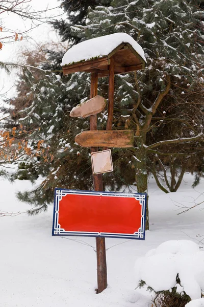 Letrero Vacío Madera Jardín Invierno Con Nieve Fresca —  Fotos de Stock