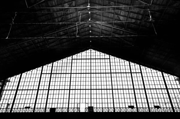 Черно Белая Фотография Железнодорожной Станции Осаке — стоковое фото