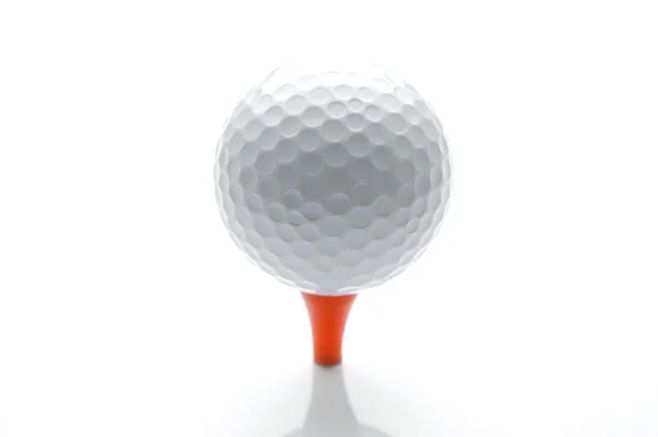白い背景に隔離されたティー上のゴルフボール — ストック写真