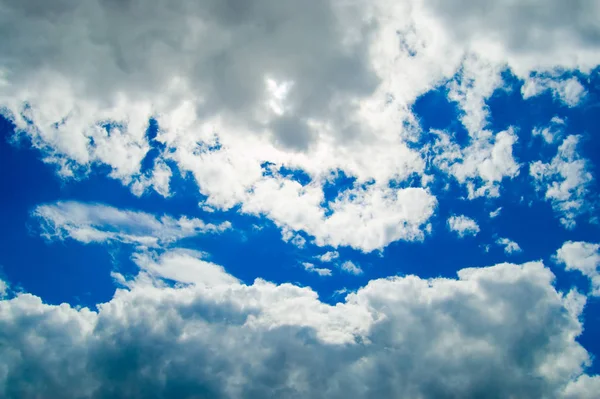 Βαθύς Γαλάζιος Ουρανός Σύννεφα — Φωτογραφία Αρχείου
