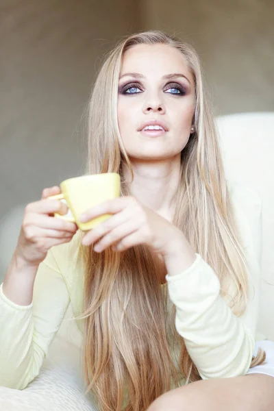 Brillante Retrato Mujer Hermosa Con Taza Sentado Sofá — Foto de Stock