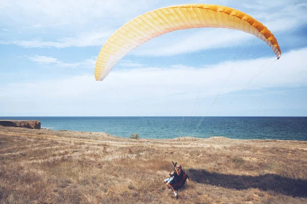 Parapente Décollant Une Colline Près Mer — Photo