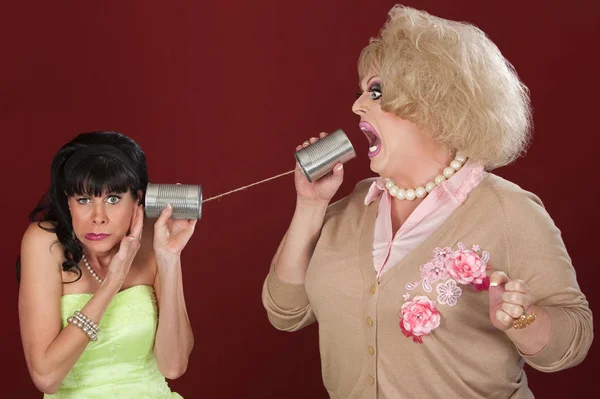 Vrouw Met Vriend Drag Talk Door Tin Blikjes — Stockfoto