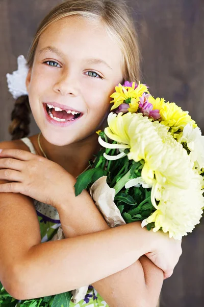 Portrait Enfant Tenant Bouquet Fleurs — Photo