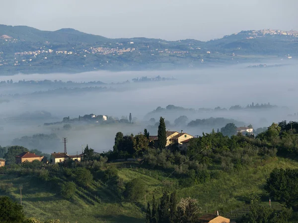 Καταπληκτικά Τοπία Του Την Ομίχλη Πρωί Στην Τοσκάνη Την Κοιλάδα — Φωτογραφία Αρχείου
