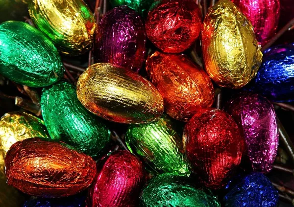 Ovos Páscoa Coloridos Feitos Chocolate Embrulhados Alumínio — Fotografia de Stock