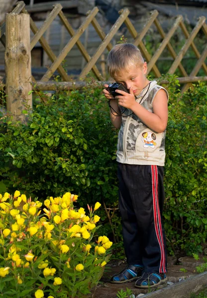 Kleine Jongen Foto Bloemen Een Zomerresidentie — Stockfoto