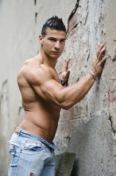 Musculoso Joven Latino Hombre Sin Camisa Jeans Apoyados Pared Hormigón —  Fotos de Stock