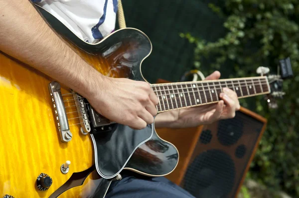 Mãos Músico Que Toca Guitarra Elétrica — Fotografia de Stock