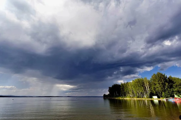 湖の上の雨 嵐の前に の静けさの前に暗い嵐の雲 — ストック写真