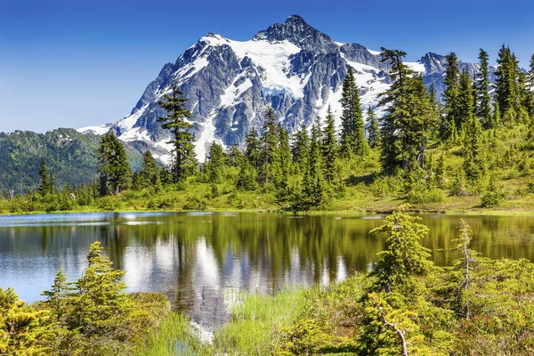 Imagem Lake Evergreens Mount Shuksan Mount Baker Highway Snow Mountain — Fotografia de Stock