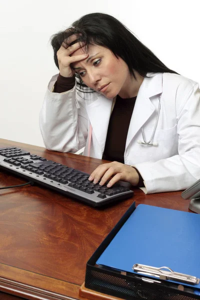 Cansado Estressado Médico Com Cabeça Nas Mãos Sentado Computador — Fotografia de Stock