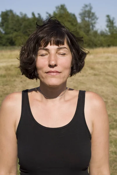 Retrato Uma Bela Mulher Desfrutar Natureza — Fotografia de Stock