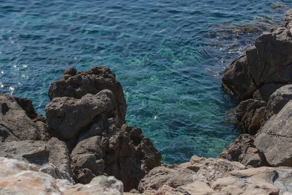 Piccole Rocce Nel Blu Del Mar Mediterraneo Sulla Costa Maiorca — Foto Stock