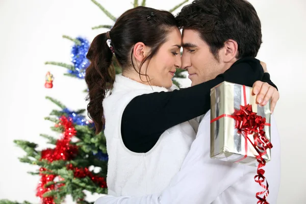 Pareja Besándose Por Árbol Navidad — Foto de Stock