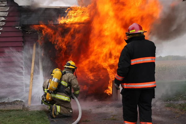 Övergivna Hus Flamma Med Brandmän Aktion — Stockfoto