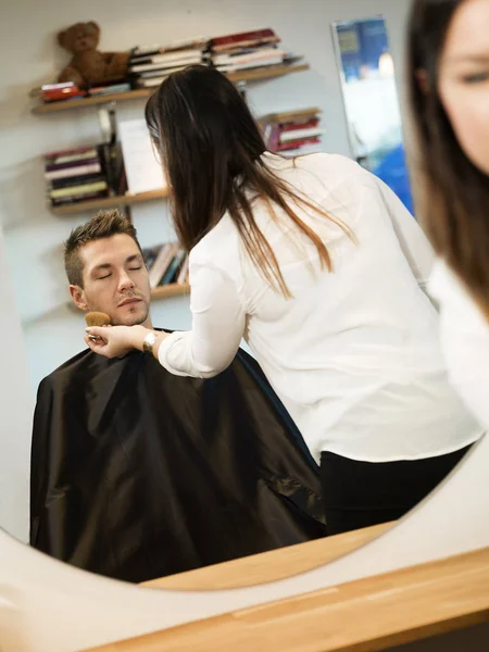 Ung Man Skönhetssalongen — Stockfoto