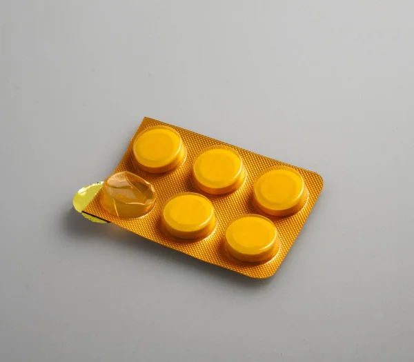 Grandes Pilules Orange Dans Une Plaquette Thermoformée Sur Fond Blanc — Photo