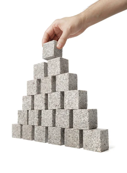 Людина Будує Піраміду Маленьких Блоків Гранітного Каменю — стокове фото
