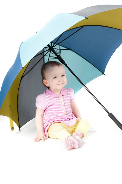 Strzał Cute Dziewczynka Siedzi Uner Parasol — Zdjęcie stockowe