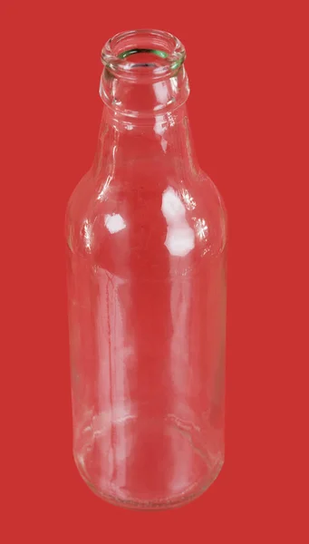 Άδειο Μπουκάλι Γυαλιού Στο Κόκκινο Φόντο — Φωτογραφία Αρχείου