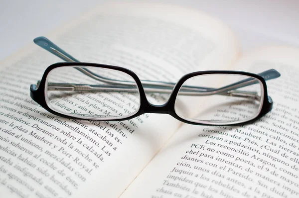 Gafas Sobre Libro Abierto Para Fomentar Lectura —  Fotos de Stock