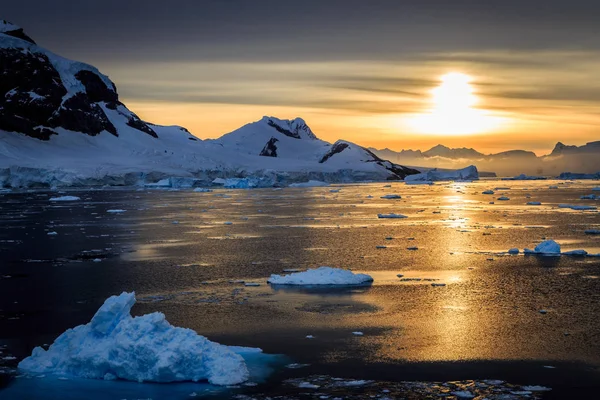 Блакитні Айсберги Гори Полярне Сонце Відображають Морській Лагуні Лемлері Протока — стокове фото