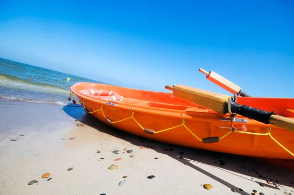 オレンジ色の救命ボート — ストック写真