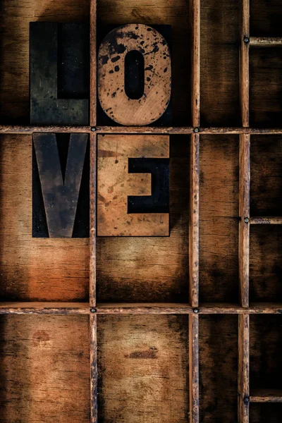Slovo Láska Napsaná Dřevěném Dopisním Tisku Zásuvce Dřevěnou Přepážkou — Stock fotografie