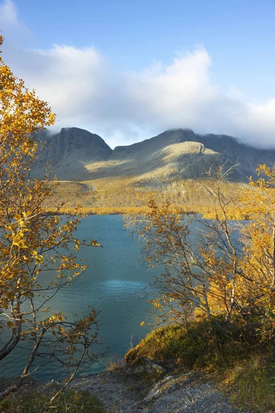 Małe Jezioro Górach Jesieni — Zdjęcie stockowe
