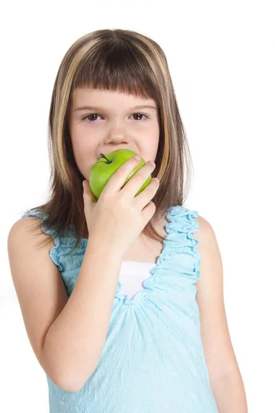 緑のリンゴを食べている若い女の子 白い背景に隔離されたすべて — ストック写真