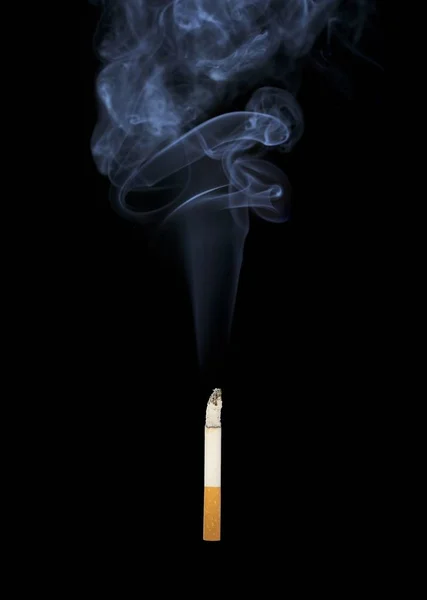 Cigarro Chamas Fundo Preto — Fotografia de Stock