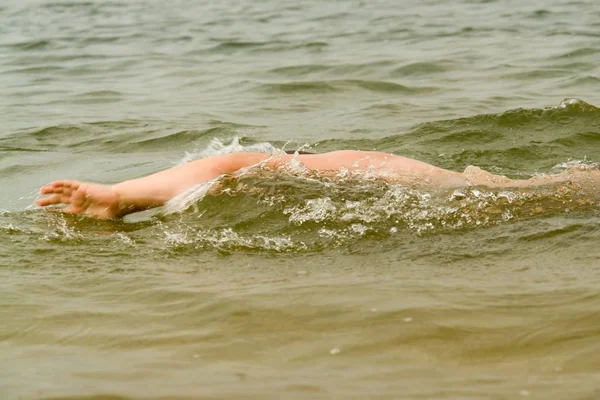 Αγοράκι Κολυμπάει Γρήγορα Στο Σέρι — Φωτογραφία Αρχείου