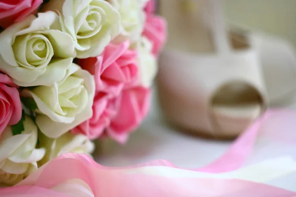 Vrouw Schoenen Mooie Bloem Boeket Het Huwelijk — Stockfoto