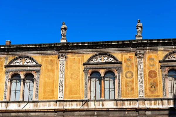 Del Consiglio 或凉廊堤 Fra 1476 现在所在地的省议会 意大利维罗纳 教科文组织世界遗产站点 — 图库照片