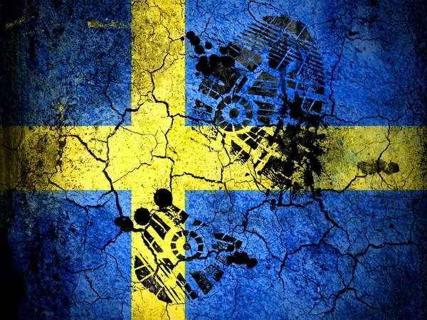 将瑞典国旗插在它与小插图与脏油足迹破裂地上绘 — 图库照片