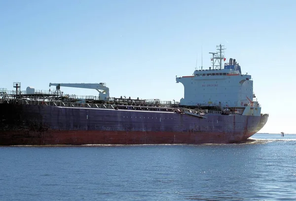 Vrachtschip Het Water Rijden Hoog Het Inleveren Van Het Laden — Stockfoto