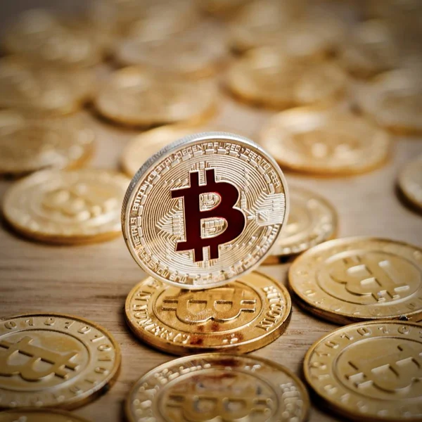 Digital Valuta Fysiska Bitcoin Mynt Guld Bakgrunden Mynt Koncept — Stockfoto