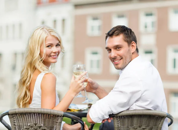 Sommarlovet Och Dating Koncept Leende Par Dricka Vin Café Staden — Stockfoto