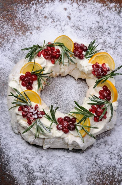 Torta Pavlova Nella Forma Una Ghirlanda Natale Meringa Con Crema — Foto Stock